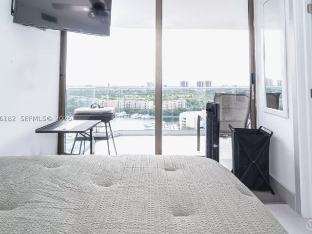 1-bedroom condo for sale in Aventura - 19707 Turnberry Way 18C - MondialRealty