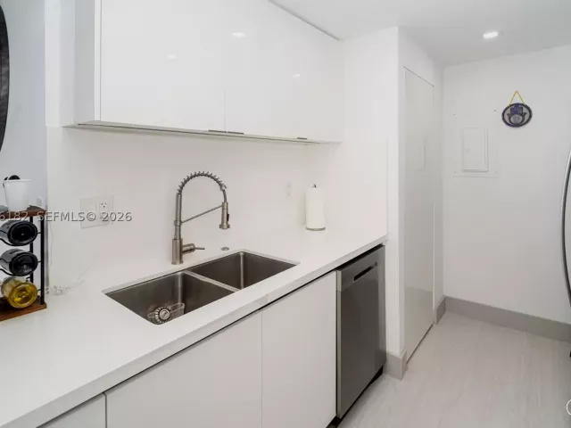 1-bedroom condo for sale in Aventura - 19707 Turnberry Way 18C - MondialRealty