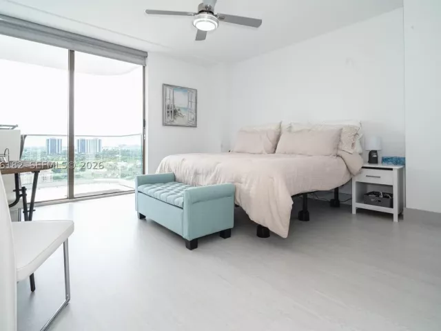 1-bedroom condo for sale in Aventura - 19707 Turnberry Way 18C - MondialRealty