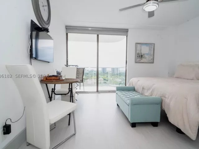 1-bedroom condo for sale in Aventura - 19707 Turnberry Way 18C - MondialRealty