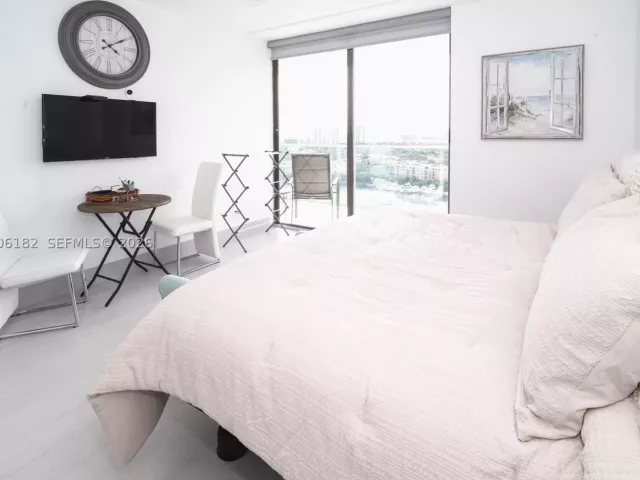 1-bedroom condo for sale in Aventura - 19707 Turnberry Way 18C - MondialRealty