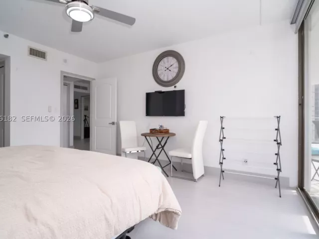 1-bedroom condo for sale in Aventura - 19707 Turnberry Way 18C - MondialRealty