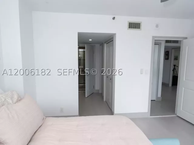 1-bedroom condo for sale in Aventura - 19707 Turnberry Way 18C - MondialRealty