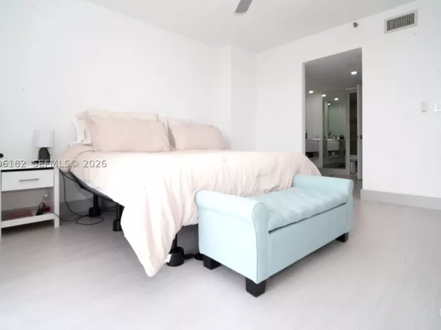 1-bedroom condo for sale in Aventura - 19707 Turnberry Way 18C - MondialRealty