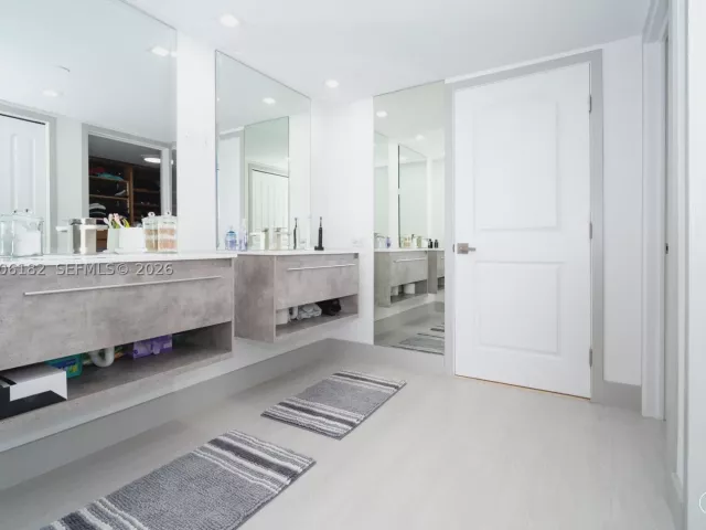 1-bedroom condo for sale in Aventura - 19707 Turnberry Way 18C - MondialRealty