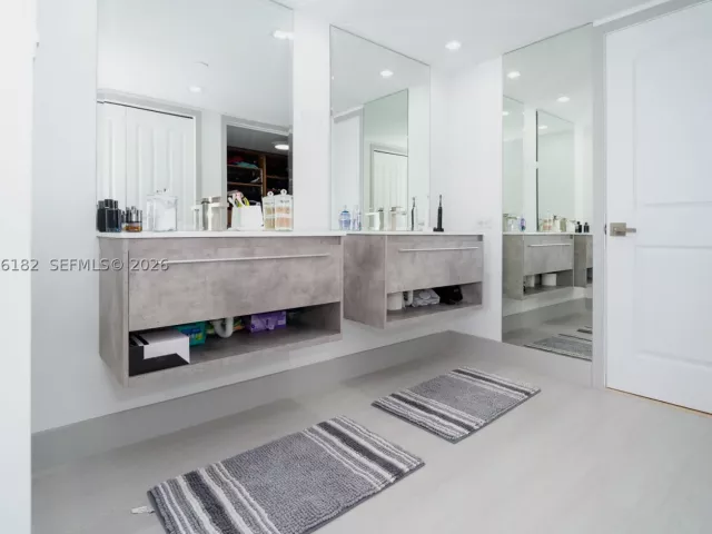 1-bedroom condo for sale in Aventura - 19707 Turnberry Way 18C - MondialRealty