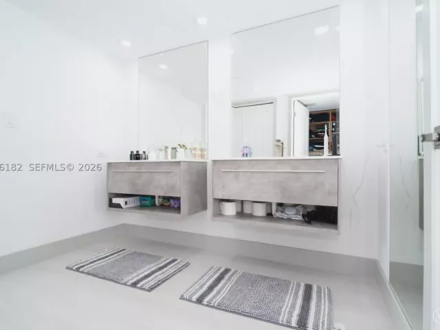 1-bedroom condo for sale in Aventura - 19707 Turnberry Way 18C - MondialRealty