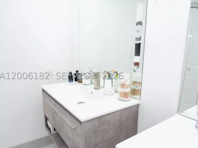 1-bedroom condo for sale in Aventura - 19707 Turnberry Way 18C - MondialRealty