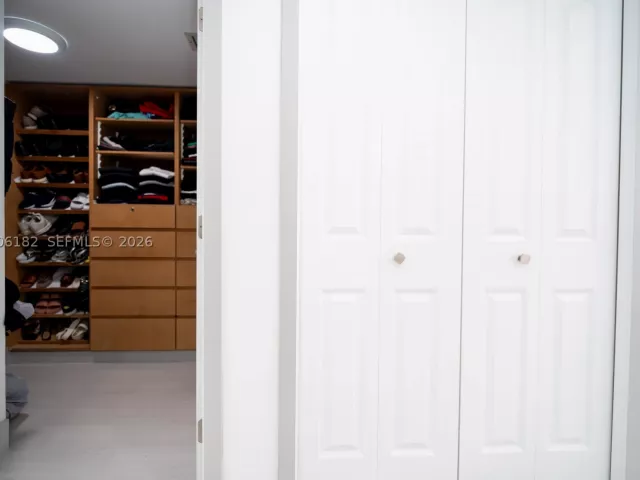 1-bedroom condo for sale in Aventura - 19707 Turnberry Way 18C - MondialRealty