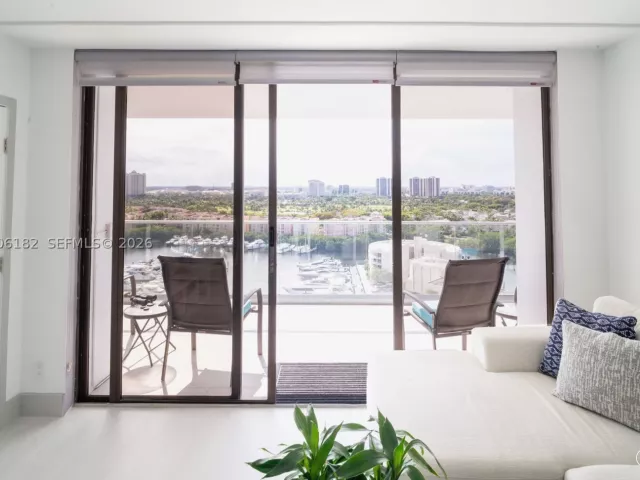1-bedroom condo for sale in Aventura - 19707 Turnberry Way 18C - MondialRealty