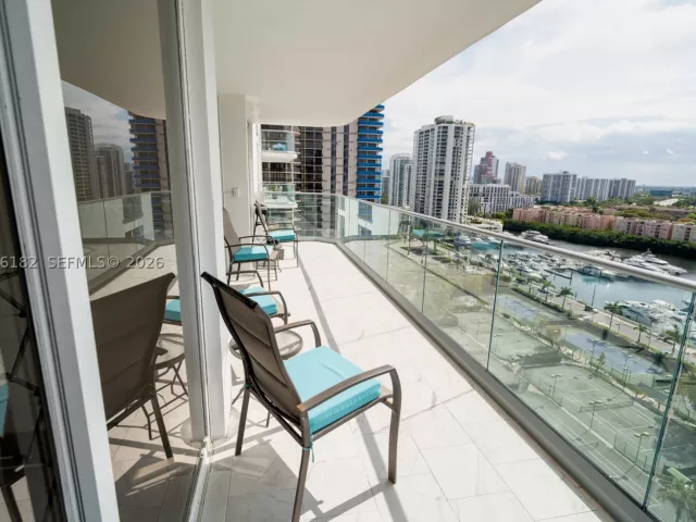 1-bedroom condo for sale in Aventura - 19707 Turnberry Way 18C - MondialRealty