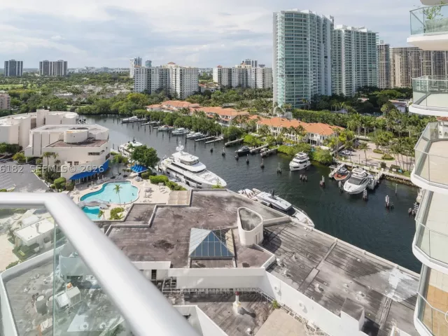 1-bedroom condo for sale in Aventura - 19707 Turnberry Way 18C - MondialRealty