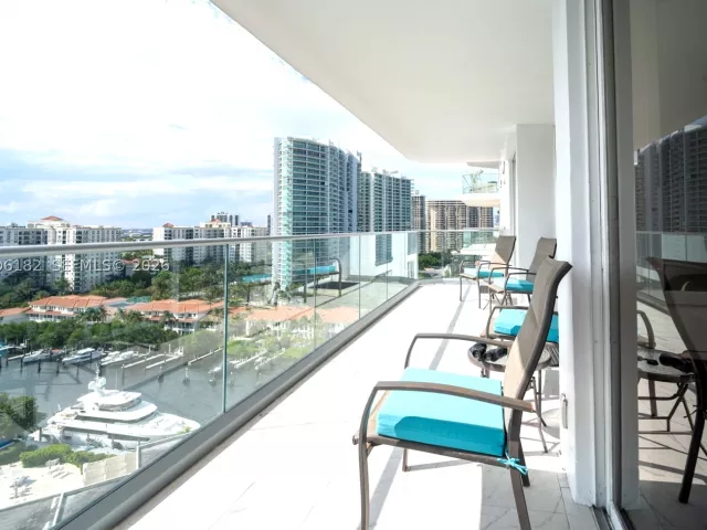 1-bedroom condo for sale in Aventura - 19707 Turnberry Way 18C - MondialRealty