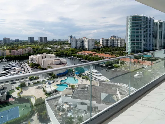 1-bedroom condo for sale in Aventura - 19707 Turnberry Way 18C - MondialRealty