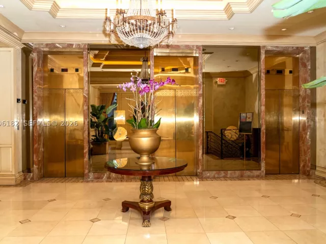 1-bedroom condo for sale in Aventura - 19707 Turnberry Way 18C - MondialRealty