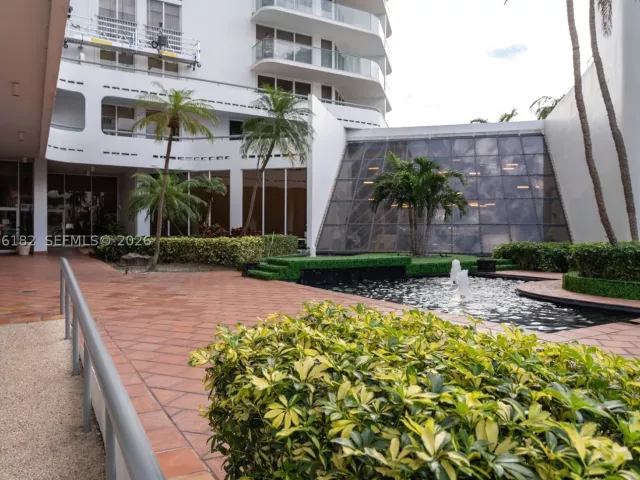 1-bedroom condo for sale in Aventura - 19707 Turnberry Way 18C - MondialRealty