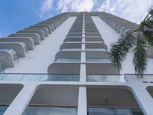 1-bedroom condo for sale in Aventura - 19707 Turnberry Way 18C - MondialRealty