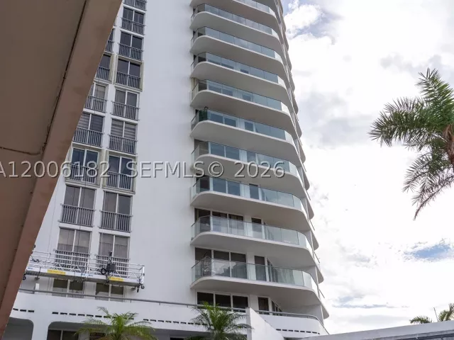 1-bedroom condo for sale in Aventura - 19707 Turnberry Way 18C - MondialRealty
