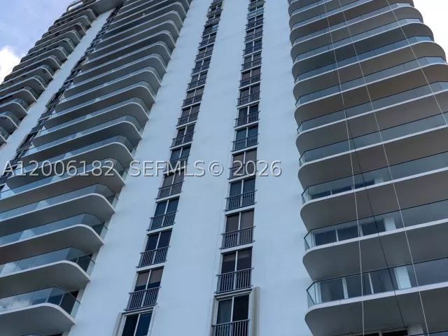 1-bedroom condo for sale in Aventura - 19707 Turnberry Way 18C - MondialRealty