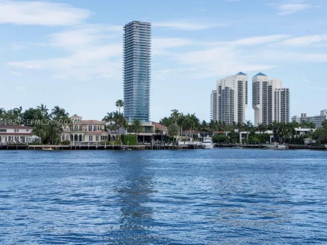 1-bedroom condo for sale in Aventura - 19707 Turnberry Way 18C - MondialRealty