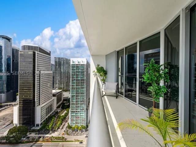 1-bedroom condo for sale in Miami - 495 Brickell Ave 3509 - MondialRealty