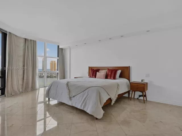 3-bedroom condo for rent in Aventura - 3000 Island Blvd 2305 - MondialRealty