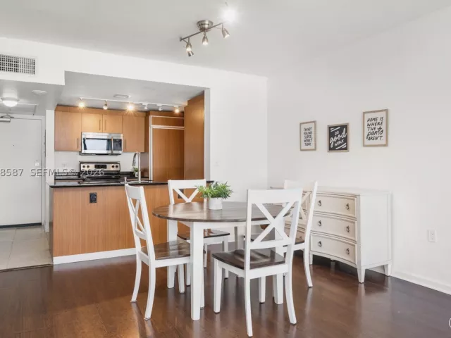 1-bedroom condo for rent in Bal Harbour - 10275 Collins Ave 327 - MondialRealty