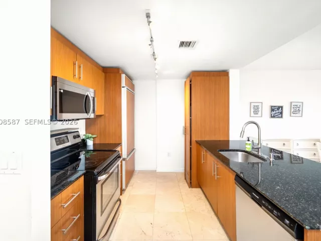 1-bedroom condo for rent in Bal Harbour - 10275 Collins Ave 327 - MondialRealty