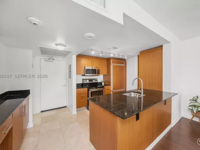 1-bedroom condo for rent in Bal Harbour - 10275 Collins Ave 327 - MondialRealty