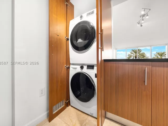 1-bedroom condo for rent in Bal Harbour - 10275 Collins Ave 327 - MondialRealty