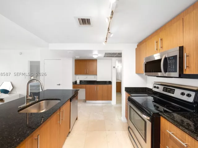 1-bedroom condo for rent in Bal Harbour - 10275 Collins Ave 327 - MondialRealty
