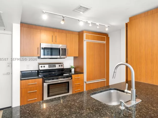 1-bedroom condo for rent in Bal Harbour - 10275 Collins Ave 327 - MondialRealty