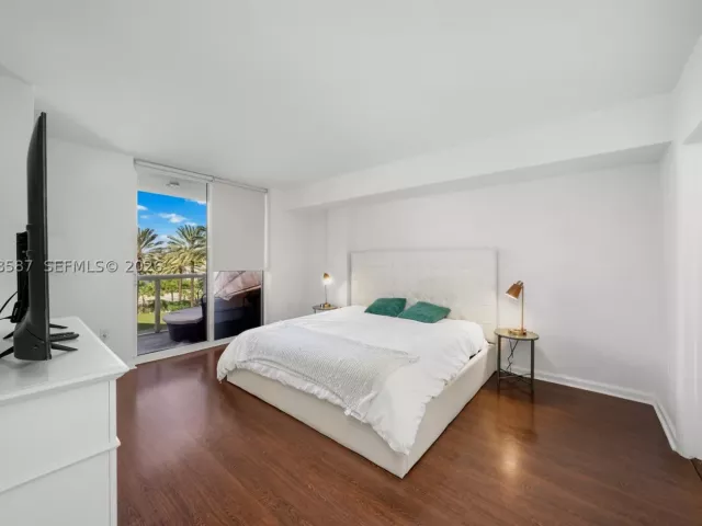 1-bedroom condo for rent in Bal Harbour - 10275 Collins Ave 327 - MondialRealty