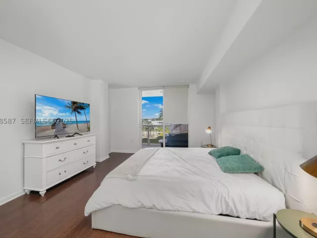 1-bedroom condo for rent in Bal Harbour - 10275 Collins Ave 327 - MondialRealty