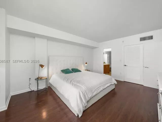 1-bedroom condo for rent in Bal Harbour - 10275 Collins Ave 327 - MondialRealty