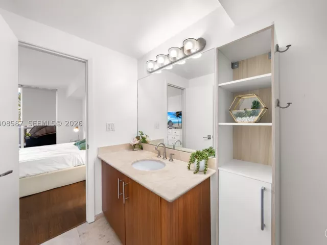 1-bedroom condo for rent in Bal Harbour - 10275 Collins Ave 327 - MondialRealty