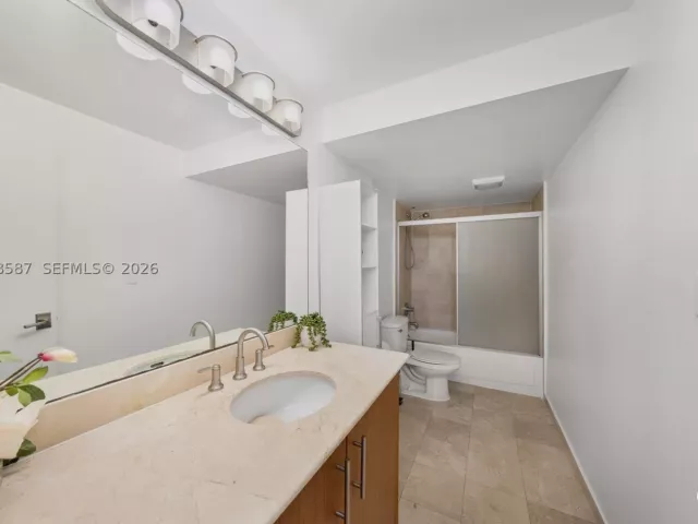 1-bedroom condo for rent in Bal Harbour - 10275 Collins Ave 327 - MondialRealty