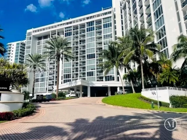 1-bedroom condo for rent in Bal Harbour - 10275 Collins Ave 327 - MondialRealty