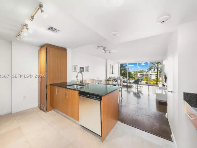 1-bedroom condo for rent in Bal Harbour - 10275 Collins Ave 327 - MondialRealty