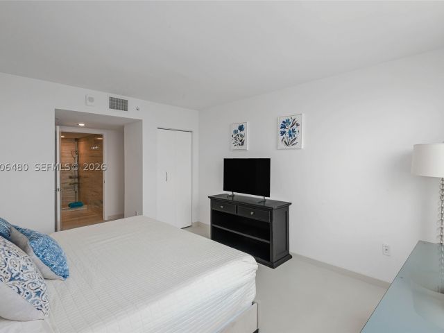 2-bedroom condo for rent in Miami Beach - 90 Alton Rd 2304 - MondialRealty