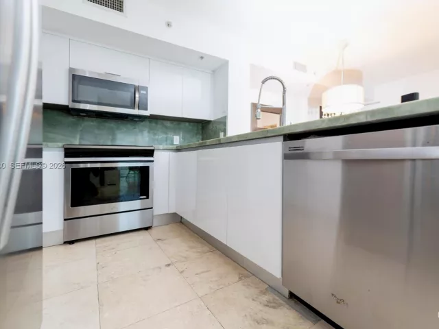2-bedroom condo for rent in Miami Beach - 90 Alton Rd 2304 - MondialRealty