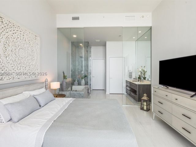 4-bedroom condo for sale in Miami - 480 NE 31st St PH5303 - MondialRealty