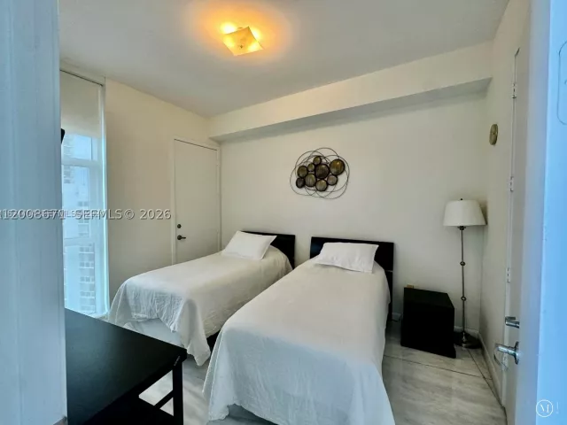 3-bedroom condo for rent in Sunny Isles Beach - 18101 Collins Ave 4302 - MondialRealty