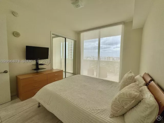 3-bedroom condo for rent in Sunny Isles Beach - 18101 Collins Ave 4302 - MondialRealty