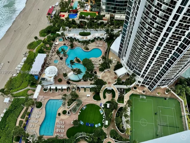 3-bedroom condo for rent in Sunny Isles Beach - 18101 Collins Ave 4302 - MondialRealty