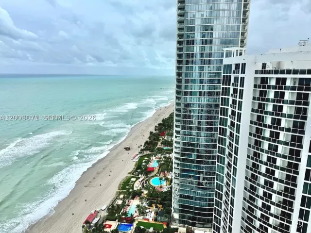 3-bedroom condo for rent in Sunny Isles Beach - 18101 Collins Ave 4302 - MondialRealty