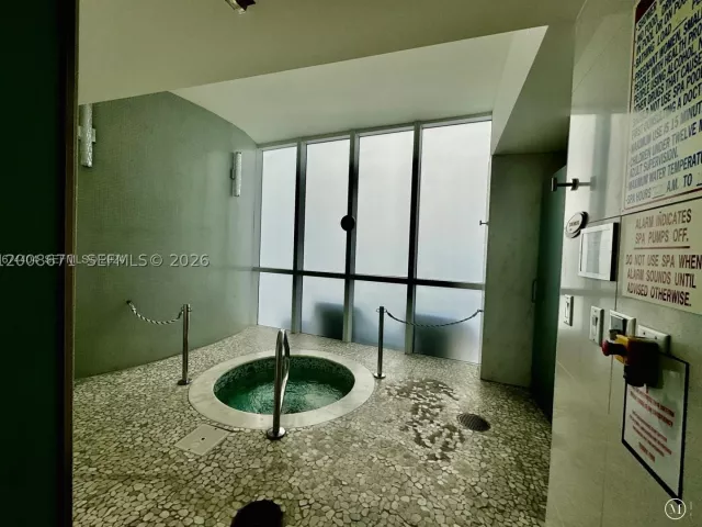 3-bedroom condo for rent in Sunny Isles Beach - 18101 Collins Ave 4302 - MondialRealty