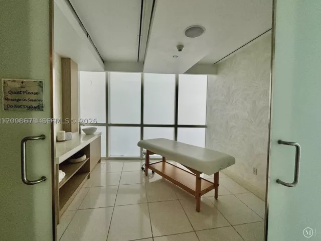 3-bedroom condo for rent in Sunny Isles Beach - 18101 Collins Ave 4302 - MondialRealty