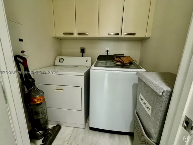 3-bedroom condo for rent in Sunny Isles Beach - 18101 Collins Ave 4302 - MondialRealty