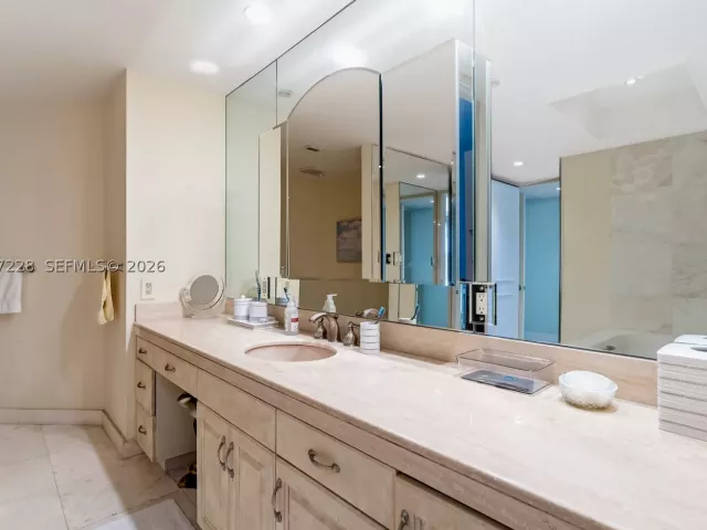 2-bedroom condo for rent in Aventura -  - MondialRealty